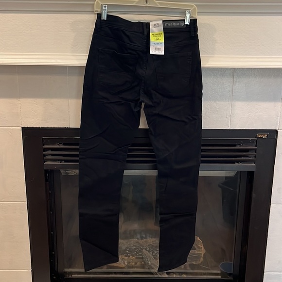 Stylo skinny jeans. Skinner stretch. 28” waist. 29” inseam. 26D - Picture 4 of 5